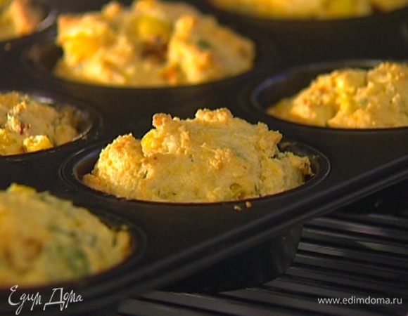 Смазать формочки для кексов сливочным маслом, наполнить тестом и выпекать маффины в разогретой духовке 20–25 минут.