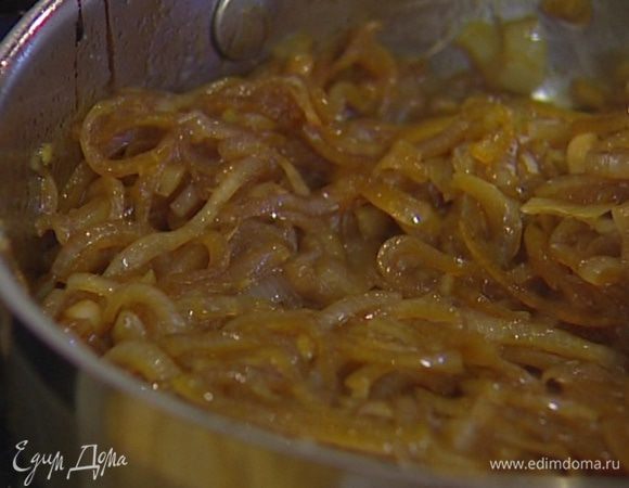Добавить бальзамический уксус, оставшийся сахар, солодовый сироп и готовить на небольшом огне 30 минут.