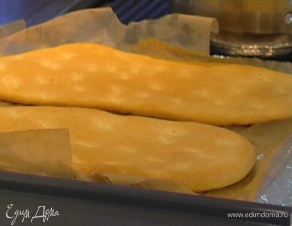 Выпекать коржи в разогретой духовке 20 минут, затем убавить температуру до 180˚С и выпекать еще 20 минут.