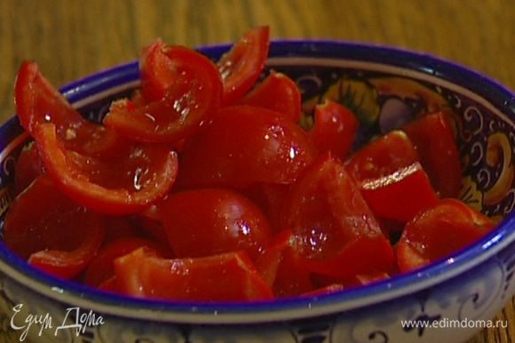 Ошпарить помидоры, снять с них кожуру и нарезать ломтиками, удалив семена и лишний сок.