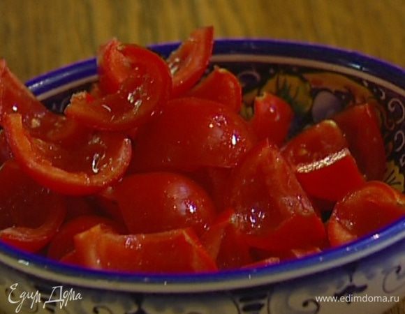 Ошпарить помидоры, снять с них кожуру и нарезать ломтиками, удалив семена и лишний сок.