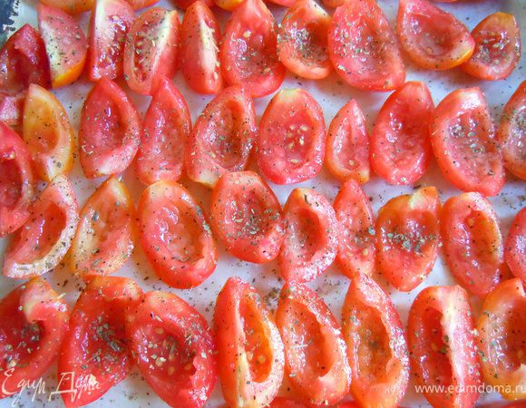 помидоры 
 вымыть и обсушить бумажным полотенцем , разрезать на половинки или четвертинки, удалить из помидоров семена(можно не удалять) 
Противень  застелить пергаментной бумагой и разложить помидоры  плотно друг к другу. Посолить  и поперчить. Каждый помидор смазать маслом(кисточкой)
Духовку нагреть до ~60-100°C и поставить противень с помидорами в духовку (дверцу духовки держать слегка приоткрытой, чтобы влага быстрее испарялась). Сушить помидоры около 5-8 часов, в зависимости от размера (иногда, можно понижать температуру)







