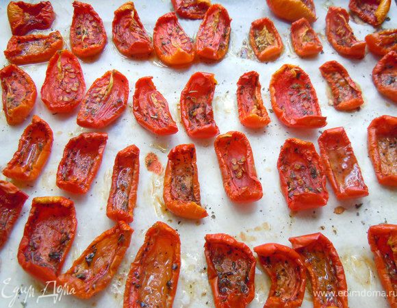 Готовые помидоры значительно уменьшаются в размерах, остаются чуть-чуть влажными. Готовые помидоры вынуть из духовки и остудить.