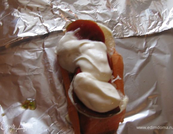 на фольгу укладываем слоями: кусок рыбы, солим, перчим с двух сторон, дольку лимона,помидора, сверху посыпаем зеленью, а затем сметану. Сбоку рыбы кладем пол дольки чеснока и моркови.