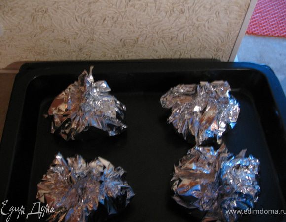 заворачиваем рыбу в виде "мешочка" и ставим в разогретую до 190 гр.духовку