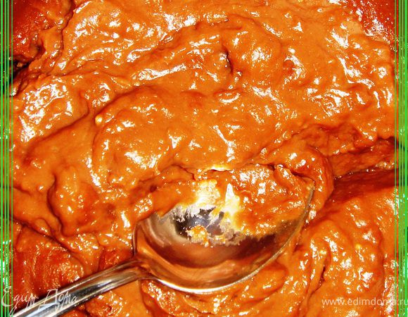 В первую очередь приготовим крем...Для этого берём яйца и взбиваем их с половиной сахара, ванилином и какао.
На медленном огне подогреем молоко и растворим в нём остальную половину сахара. Слегка остудим. Добавим в него мягкое сливочное масло и яичную смесь, не прекращая помешивать.
Снова ставим на медленный  огонь и по чуть-чуть всыпаем муку, тщательно размешивая. Сыпем муку до тех пор, пока крем не приобретет нужную консистенцию (очень густой сметаны). Снова всё перемешаем. Оставим остывать.
