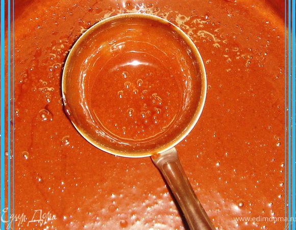 Яйца взбить с сахаром. Добавить  ваниль, какао, корицу, разрыхлитель,  подсолнечное  масло и молоко.
Всыпать  муку и снова тщательно взбить тесто.
Выпекать три круглых коржа при температуре 180 градусов в течение 20-30 минут.
