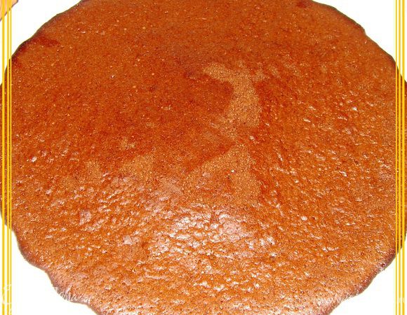 Испёкшиеся коржи пропитать сахарным сиропом.