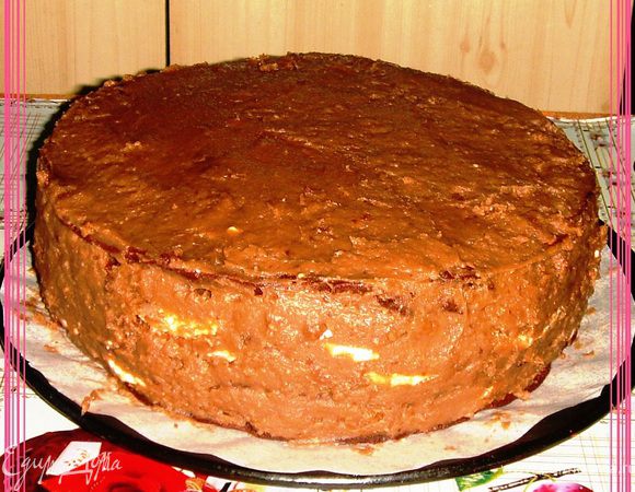 Промазать всю поверхность торта, включая бортики.