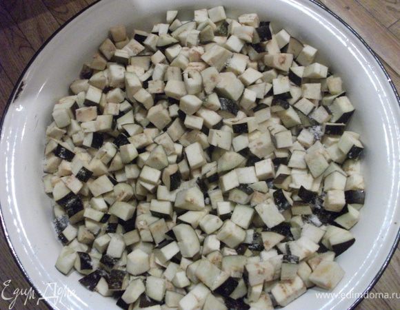 Баклажаны нарезать кубиками, посолить, поперчить и оставить на 2 часа. 