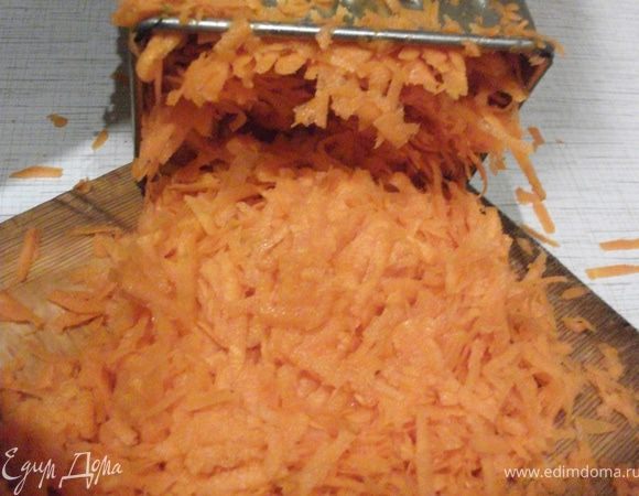 Тем временем занимаемся другими составляющими. Морковь натереть на крупной терке. 