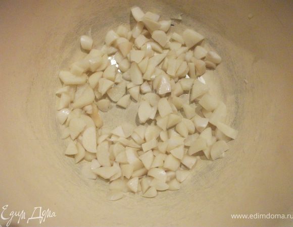 Зубчики чеснока порезать( я резала зубчик на 4-6 частей, в зависимости от размера зубчика). 