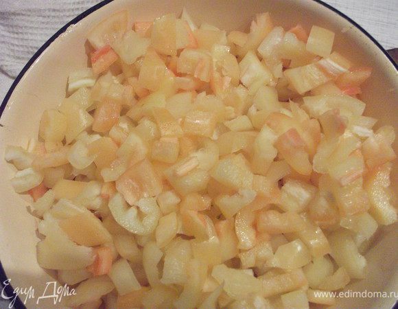 Перец очистить от семян, порезать кубиками. 