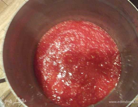 Помидоры прокрутить через мясорубку или измельчить в блендере. 