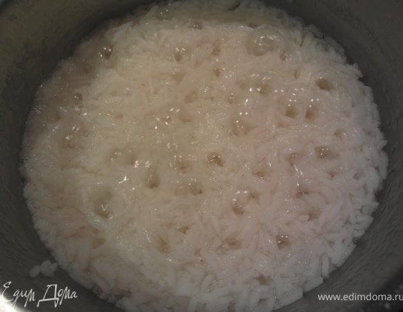 Отварить рис как указано на упаковке.