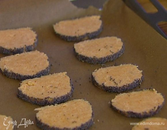 Тесто нарезать кружками толщиной в полсантиметра, уложить на противень и выпекать в разогретой духовке 12–15 минут.



