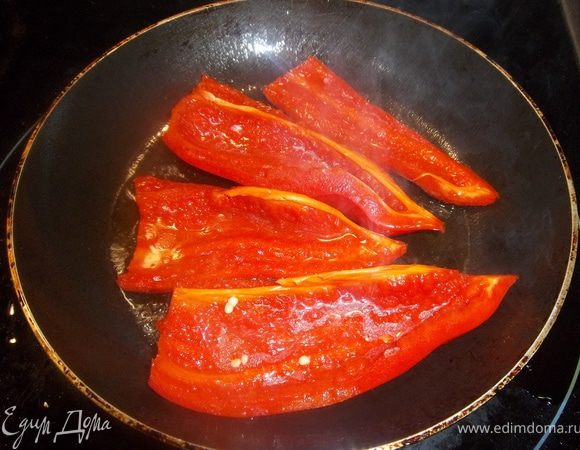 Перец помыть, нарезать вдоль дольками. Обжарить с двух сторон на оливковом масле до мягкости. Снять кожицу. 