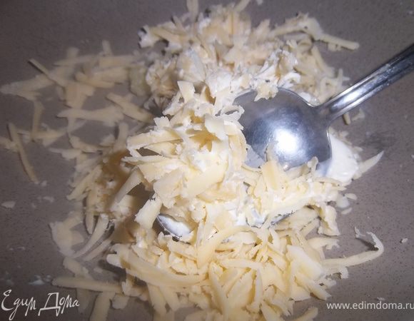 Сыр натереть на крупной терке, чеснок выдавить из чеснокодавилки. Соединить сыр, чеснок и сливочный сыр. Посолить, хорошо перемешать. 