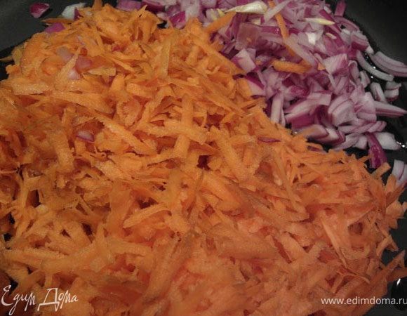 Растопить масло в сковороде на среднем огне. Добавить лук, чеснок, перец чили и жарить 2 минуты помешивая, не доводя до коричневого цвета. Добавить морковь, жарить еще 2 минуты. 