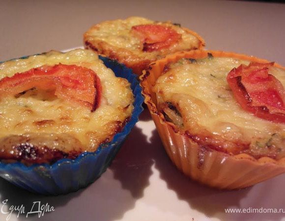 Выпекать 24-30 минут, до образования слегка коричневой корочки. Подавать со сладким чили-соусом.