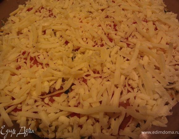 А если решили выпекать в форме пирога, можно взять 50 гр (1/2 стакана) натертого на терке желтого сыра и посыпать им пирог сверху до запекания.

Форму рекомендуется также застелить пекарской бумагой, но я этого не делала, т.к. форму я использовала из стекла.

