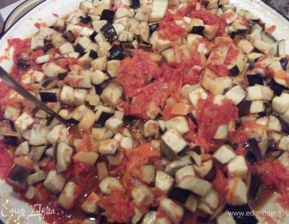 В эту массу положить баклажаны, чеснок, болгарский перец и кипятить 40 минут, периодически помешивая. 