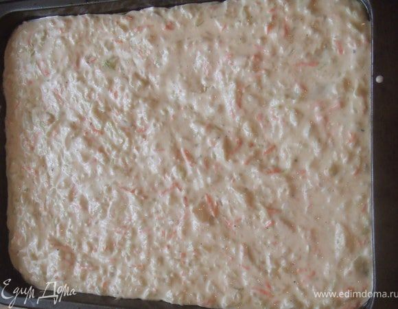 Нашинковать капусту,добавить лук, морковь, зелень,(можно любую приправу, какую любите, я взял прованские травы) все смешать с тестом и  добавить  растительного масла, посолить и выложить на противень.Выпекать при температуре 150-180 гр. около 30-  40 минут. Приятного  аппетита!!!