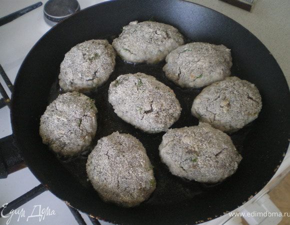 Сделать фарш. Для этого перекрутить в мясорубке щук и луковицы несколько раз.Добавить яйца, рубленную зелень , панировочные сухари. Посолить и перемешать. Сформировать котлеты, внутрь каждой положить по кусочку плавленного сыра. Жарить на сковороде. Подавать с тушёными овощами.