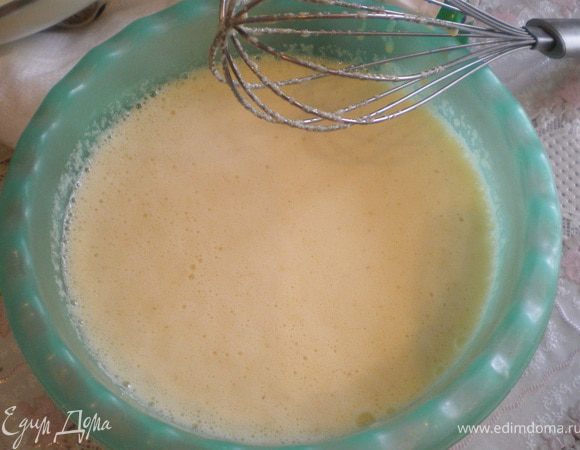 Соединить  манку, 1 стакан сахара,
яйца, кефир и соду. Замесить тесто и оставить на 30 минут. 