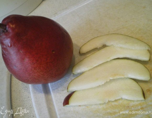 Растопить в сковороде сливочное масло, положить туда груши, нарезанные ломтиками. Сверху посыпать оставшимся сахаром и карамелизировать 10 минут. 