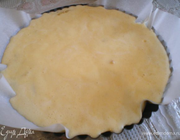 Дно формы накрыть бумагой и выложить карамелизированные груши, сверху залить тестом. Поставить выпекать в духовку 25 минут. Готовый пирог вынуть из форму, перевернув её. Сверху можно намазать сладким плавденным сыром "Омичка".