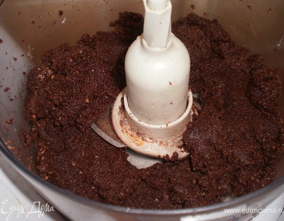 Добавить яйцо и растопленное сливочное масло. Хорошо перемешать.