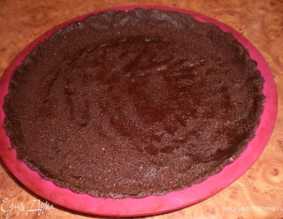 Распределить массу в форме для выпечки.