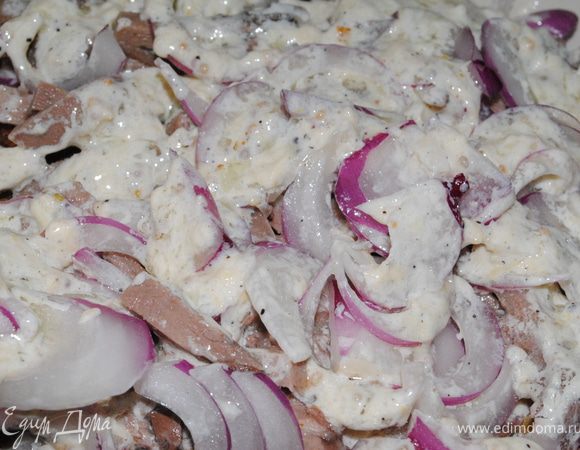 Потом все выложить слоями, баклажаны, язык, лук и все полить соусом.