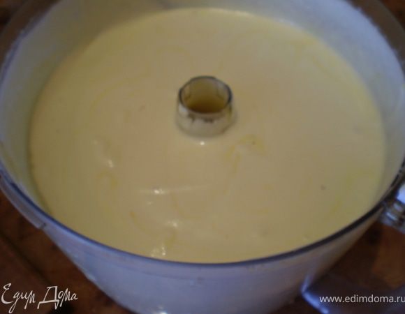 Творожок взбить с яйцами, сметаной и сахаром.