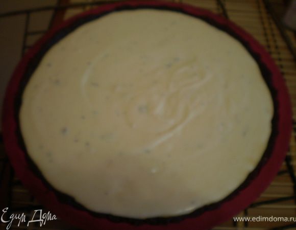 Выливаем творожную массу на основу. Выпекаем 50 мин. при 160-170 градусах. Оставить охлаждаться в духовке.