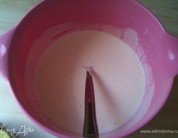 В отдельной емкости смешать сметану с водой, добавить в смесь перец и натертый чеснок. 