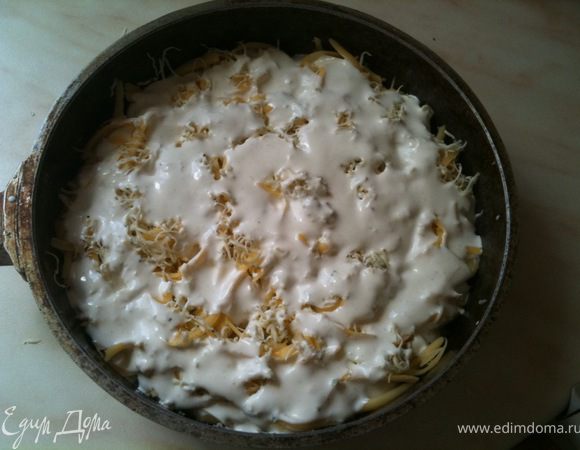 Картофель с сыром залить сметанной заливкой.