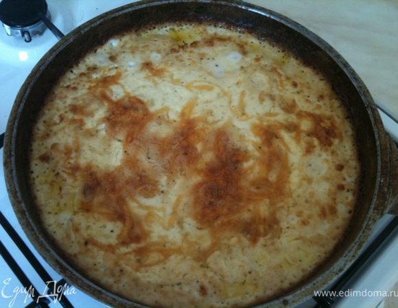 Примерно через 40 минут снять крышку и оставить до появления золотистой корочки.