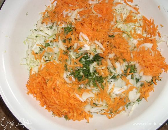 Сначала готовим "фарш": порезать мелко капусту, лук, чеснок, морковь натереть на терке. Всё посолить. 