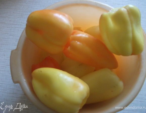 У перца срезать хвостик и удалить аккуратно сердцевину. 