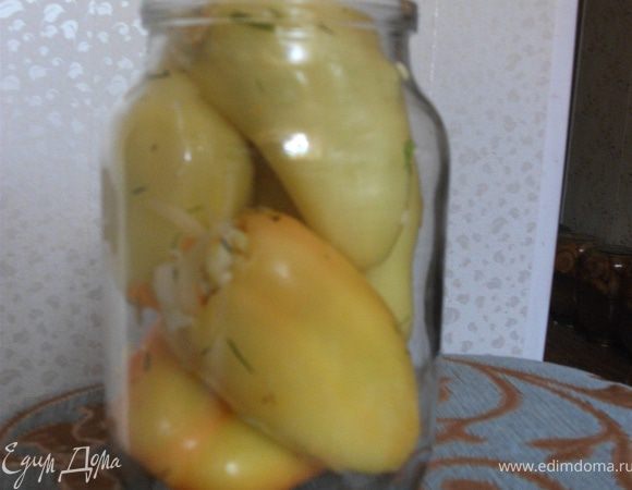 Закладываем "фарш" в перец и складываем в банки. 