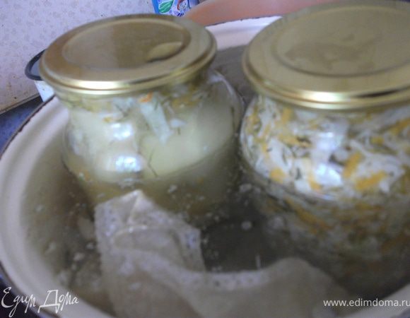 Заливаем рассол в банки и ставим стерилизоваться 5-7 минут. 