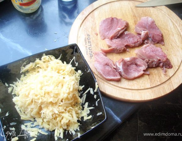 Мясо помыть, обсушить, срезать лишний жир и пленку и нарезать на биточки. Посолить, поперчить. Картофель почистить и натереть на крупной терке. Отжать лишнюю воду. 