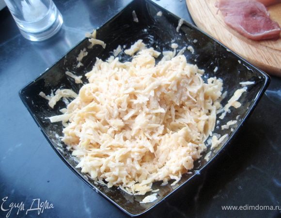 К картофелю добавить сметану и муку, соль и перец и хорошенько помешать. Благодаря сметане и муке картофель не распадается. Формируем котлетки: на лепешку из картофеля выкладываем кусочек мяса. Сверху прикрываем ещё одной картофельной лепешкой и хорошенько их соединяем. 