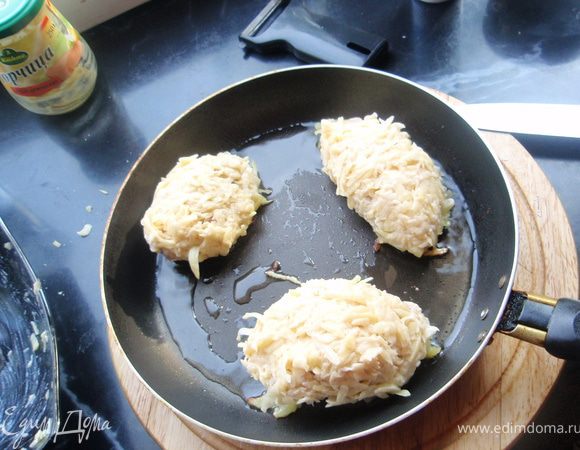 На довольно большом количестве масла обжарить "пирожки" с одной стороны до золотистой корочки. 