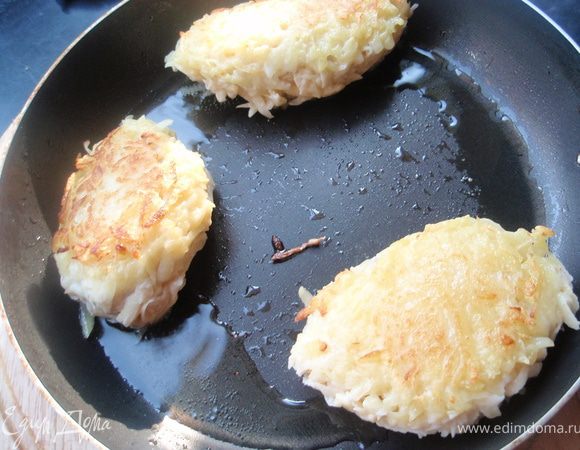 Перевернуть и обжарить с другой стороны. 