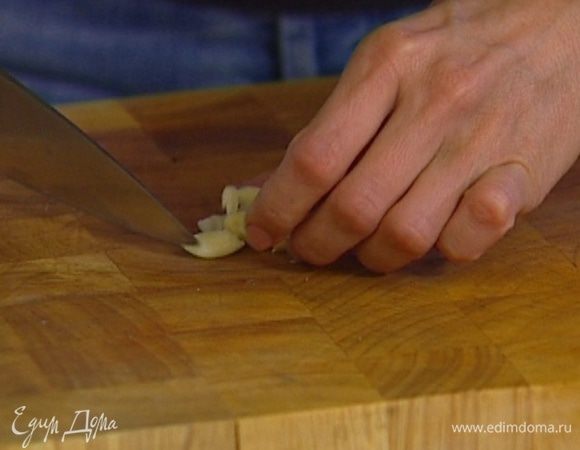 Чеснок почистить и измельчить.