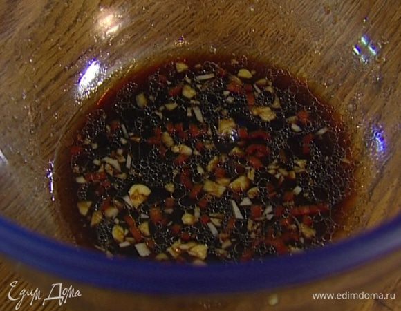 Приготовить заправку: соединить соевый соус, рисовый уксус, кунжутное масло, сок и цедру лайма, сахар, рыбный соус, чеснок, чили и половину нарубленной мяты.