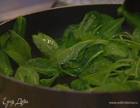 Разогреть в сковороде оливковое и сливочное масло, добавить шпинат и слегка его припустить. Снять с огня, сбрызнуть соком лимона.